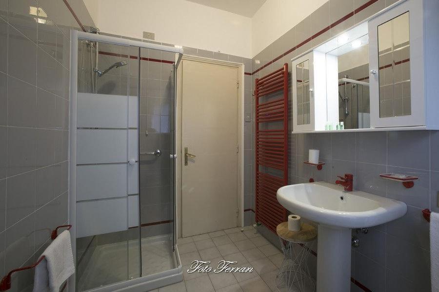 Casa Vacanze Gli Ulivi Del Lago Villa Sale Marasino Bagian luar foto